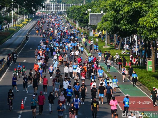 Akhir Pekan Cerah, Warga Ramaikan CFD Jakarta