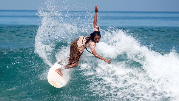 Aksi Peselancar Berkebaya Tunjukkan Semangat Kartini di Laut