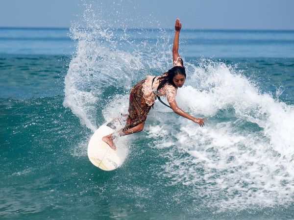 Aksi Peselancar Berkebaya Tunjukkan Semangat Kartini di Laut