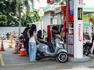 Aktivitas di SPBU Saat Harga BBM Nonsubsidi Naik Tajam