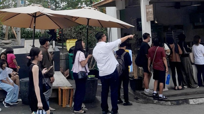 Membeli Waktu yang Terbuang Dengan Joki Antrean