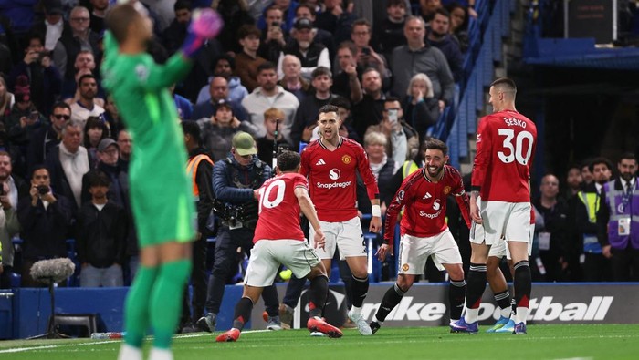 Soccer Football - Premier League - Chelsea v Manchester United - Stamford Bridge, London, Britain - April 18, 2026 Manchester United's Matheus Cunha celebrates scoring their first goal with Diogo Dalot and Bruno Fernandes REUTERS/David Klein EDITORIAL USE ONLY. NO USE WITH UNAUTHORIZED AUDIO, VIDEO, DATA, FIXTURE LISTS, CLUB/LEAGUE LOGOS OR 'LIVE' SERVICES. ONLINE IN-MATCH USE LIMITED TO 120 IMAGES, NO VIDEO EMULATION. NO USE IN BETTING, GAMES OR SINGLE CLUB/LEAGUE/PLAYER PUBLICATIONS. PLEASE CONTACT YOUR ACCOUNT REPRESENTATIVE FOR FURTHER DETAILS..