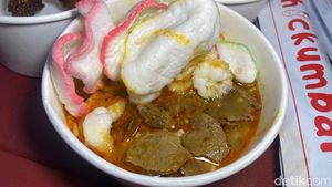 Kenyang! Nasi Gule Rp 20 Ribu Porsi Besar Ada di Taman Bendera Pusaka