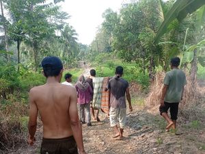 Jalan Desa Rusak, Ibu di Pandeglang Terpaksa Ditandu 1 Km Usai Melahirkan