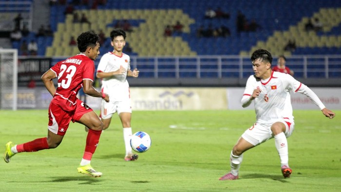 Timnas Indonesia  U-17 menghadapi Vietnam U-17 pada pertandingan penyisihan grup A ASEAN U-17 Boys Championship atau AFF U-17 di Stadion Gelora Delta Sidoarjo, Jawa Timur, Minggu (19/4/2026). Indonesia gagal ke semifinal Piala AFF U-17 2026 karena hanya berada di peringkat ketiga Grup A setelah bermain imbang 0-0 dengan Vietnam pada laga terakhir grup tersebut. ANTARA FOTO/Umarul Faruq/sgd/tom.