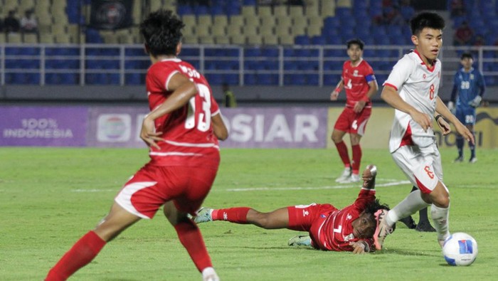 Timnas Indonesia  U-17 menghadapi Vietnam U-17 pada pertandingan penyisihan grup A ASEAN U-17 Boys Championship atau AFF U-17 di Stadion Gelora Delta Sidoarjo, Jawa Timur, Minggu (19/4/2026). Indonesia gagal ke semifinal Piala AFF U-17 2026 karena ha