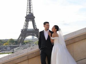Jennifer Coppen Bergaun Pengantin Putih dengan Latar Menara Eiffel