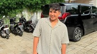 Jirayut Ungkap Alasan Tangan Tak Bisa Diam Saat Ngobrol