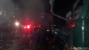 Laka Maut Truk Seruduk 4 Mobil Saat Menunggu KA Lewat di Probolinggo