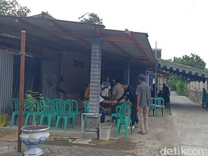 4 Orang Sekeluarga Korban Laka Maut Probolinggo Dimakamkan 1 Liang Lahat