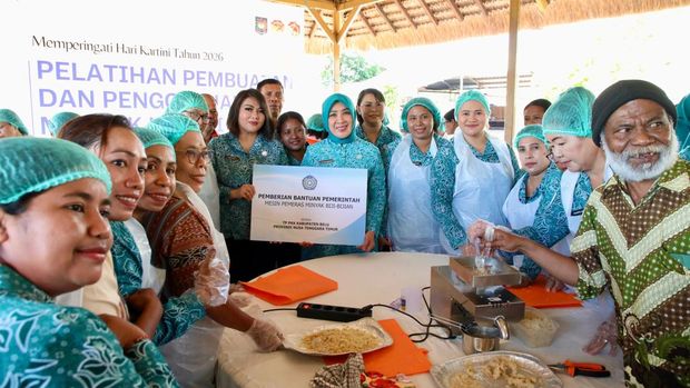 Ketua Umum (Ketum) Tim Penggerak Pemberdayaan dan Kesejahteraan Keluarga (TP PKK) Tri Tito Karnavian memuji produk lokal unggulan minyak kemiri Kabupaten Belu, Nusa Tenggara Timur (NTT)