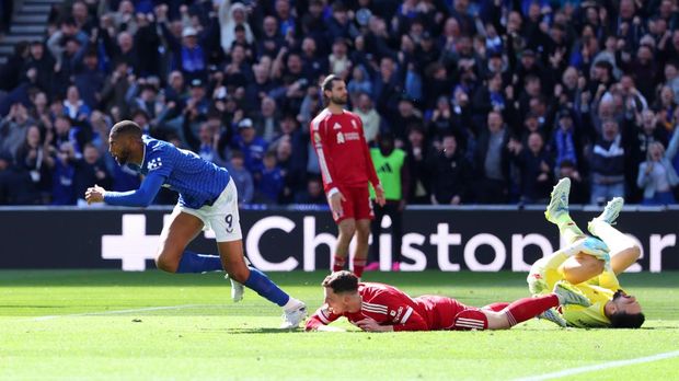 Liga Inggris LIVERPOOL, ENGLAND - APRIL 19: Beto of Everton scores his team's first goal, past Giorgi Mamardashvili of Liverpool who is injured in the process of attempting to make the save during the Premier League match between Everton and Liverpool at Hill Dickinson Stadium on April 19, 2026 in Liverpool, England. (Photo by Molly Darlington/Getty Images)