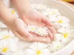 Mandi Bunga Bisa Bikin Awet Muda, Mitos atau Fakta? Simak Penjelasan Ilmiahnya