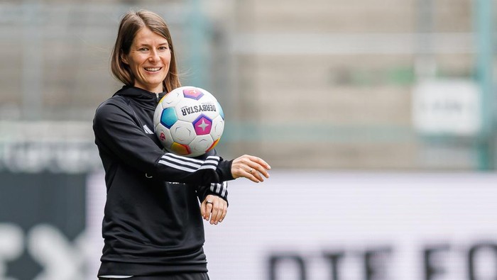 Marie-Louise Eta membuat sejarah sebagai pelatih perempuan pertama di kompetisi Bundesliga. Berikut profil juru taktik Union Berlin tersebut.