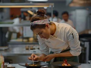 Mawar Eva Tampil Jadi Chef, Pesonanya di Dapur Bikin Salfok!