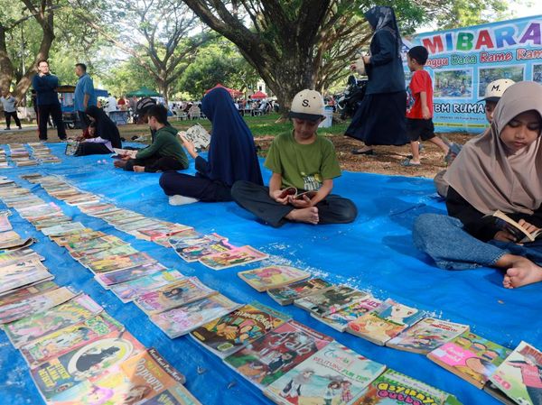 Membaca di Alam Terbuka, Cara Seru Bangun Literasi