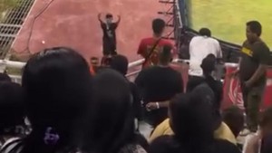 Suporter PSM Provokasi-Acungkan Jari Tengah ke Pusamania di Stadion GBH