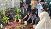 4 Jenazah Sekeluarga Korban Laka Maut Probolinggo Dimakamkan di Blitar