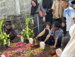 4 Jenazah Sekeluarga Korban Laka Maut Probolinggo Dimakamkan di Blitar