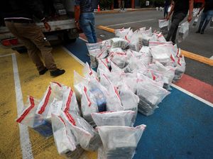 Penampakan 1,6 Ton Kokain Disita Usai Pengejaran Dramatis di Laut