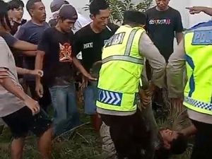 Sembunyi di Cerobong, Pencuri Kabel di Bojonegoro Jatuh dan Patah Tulang
