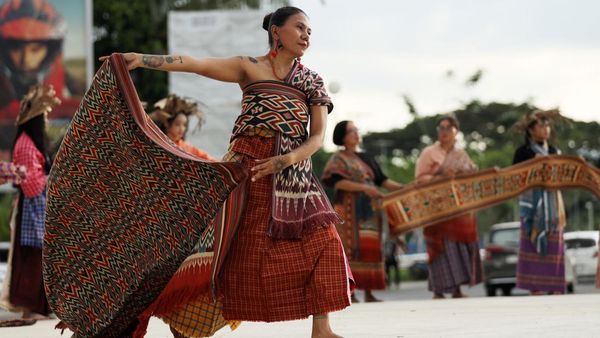 Pesona Kain Sekomandi di Panggung Mode Mamuju
