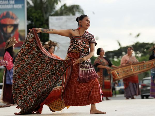 Pesona Kain Sekomandi di Panggung Mode Mamuju