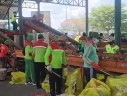 Beban Berat Petugas Kebersihan Pilah 50 Ton Sampah di TPST Mengwitani
