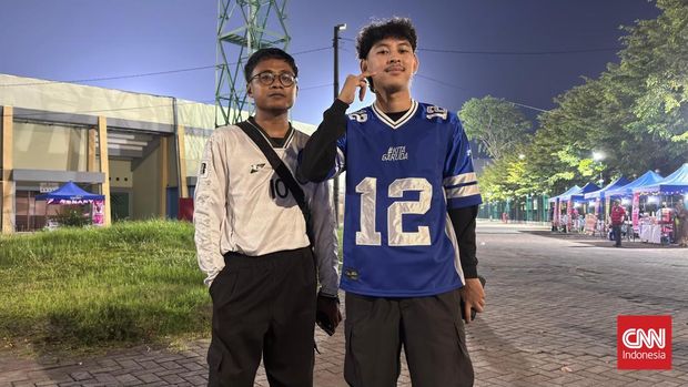 Selebrgram asal Surabaya, Robby Maulid (kanan) hadir di Stadion Gelora Delta Sidorjo untuk mendukung Timnas Indonesia U-17 di PIala AFF U-16 2026.