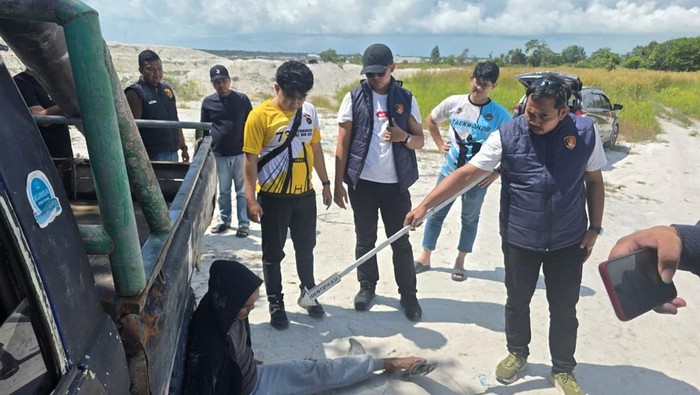 Polisi saat melakukan evakuasi di lokasi kejadian korban tewas.