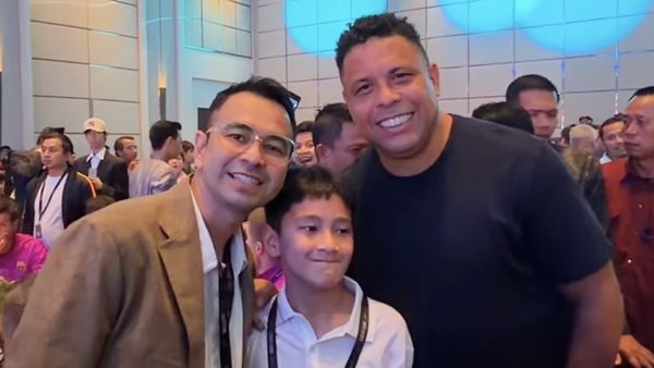 Momen Rafathar dan Rayyanza Foto Bareng-Minta Tanda Tangan Ronaldo