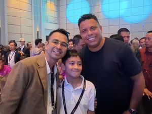 Momen Rafathar dan Rayyanza Foto Bareng-Minta Tanda Tangan Ronaldo