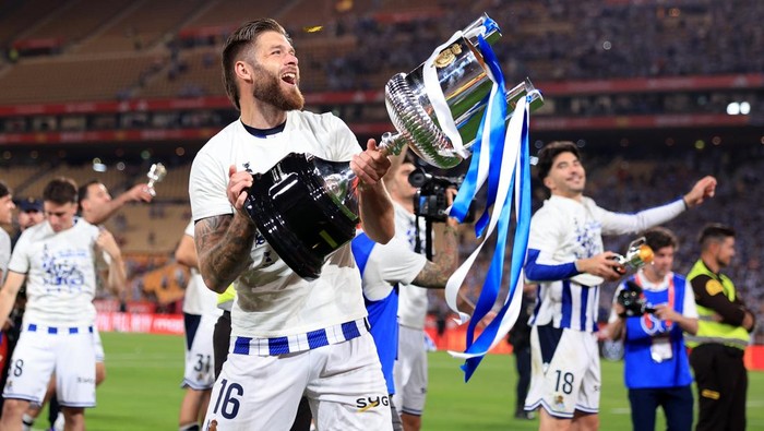 SEVILLE, SPAIN - APRIL 18: Duje Caleta-Car of Real Sociedad celebrates with the Copa Del Rey trophy following victory in the Copa Del Rey Final match between Real Sociedad and Atletico de Madrid at Estadio de La Cartuja on April 18, 2026 in Seville, 