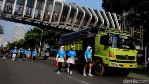 Saat Truk Mogok di Tengah CFD Jakarta