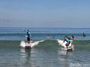 Lihainya Perempuan dan Penyandang Tuli Berselancar Pakai Kebaya di Pantai Kuta