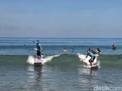 Lihainya Perempuan dan Penyandang Tuli Berselancar Pakai Kebaya di Pantai Kuta