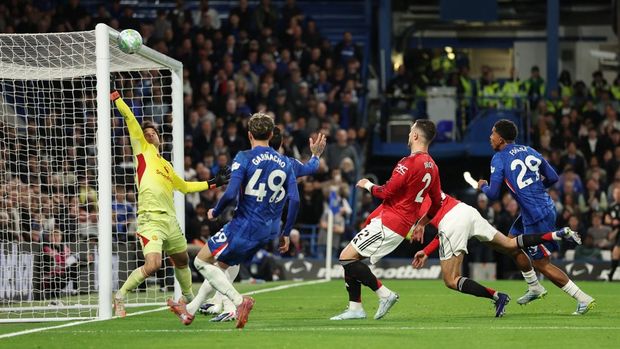 Senne Lammens LONDON, ENGLAND - APRIL 18: Senne Lammens of Manchester United makes a save during the Premier League match between Chelsea and Manchester United at Stamford Bridge on April 18, 2026 in London, England. (Photo by Chelsea Football Club/Chelsea FC via Getty Images)