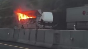 Truk Tronton Muatan Paket Shopee Terbakar di Tol Semarang