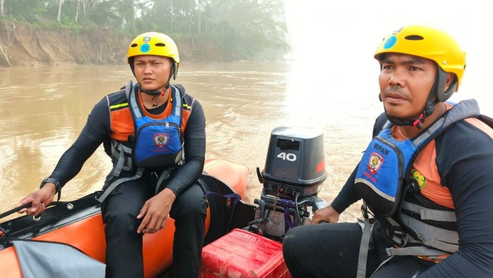 Tim SAR melakukan pencariam bocah tenggelam di Sungai Batanghari, Tebo, Jambi