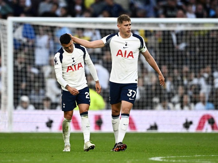 Soccer Football - Premier League - Tottenham Hotspur v Brighton & Hove Albion - Tottenham Hotspur Stadium, London, Britain - April 18, 2026 Tottenham Hotspur's Pedro Porro and Micky van de Ven look dejected after the match REUTERS/Dylan Martinez EDITORIAL USE ONLY. NO USE WITH UNAUTHORIZED AUDIO, VIDEO, DATA, FIXTURE LISTS, CLUB/LEAGUE LOGOS OR 'LIVE' SERVICES. ONLINE IN-MATCH USE LIMITED TO 120 IMAGES, NO VIDEO EMULATION. NO USE IN BETTING, GAMES OR SINGLE CLUB/LEAGUE/PLAYER PUBLICATIONS. PLEASE CONTACT YOUR ACCOUNT REPRESENTATIVE FOR FURTHER DETAILS.  REFILE - CORRECTING EVENT