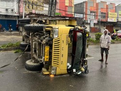 Truk di Jayapura Terguling gegara Hindari Pemotor, 19 Penumpang Terluka
