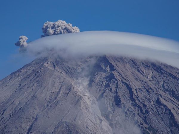 Aktivitas Meningkat, Gunung Semeru Keluarkan Asap Vulkanis