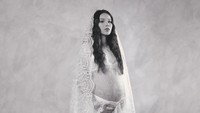 Potret Maternity Alyssa Daguise Berbalut Lace & Nuansa Monokrom yang Classy
