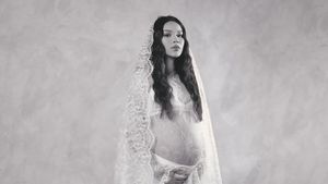 Potret Maternity Alyssa Daguise Berbalut Lace & Nuansa Monokrom yang Classy
