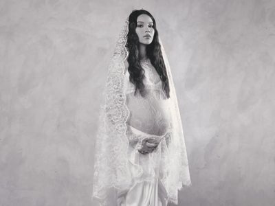 Potret Maternity Alyssa Daguise Berbalut Lace & Nuansa Monokrom yang Classy