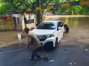 Xenia Hampir Hanyut Usai Nekat Terobos Arus Banjir di Cinere Depok
