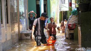 Banjir Rendam Kebon Pala, Warga Mulai Mengungsi