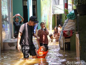 Banjir Rendam Kebon Pala, Warga Mulai Mengungsi
