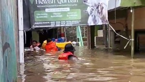 Banjir di Kebon Pala Jaktim Capai 1,75 Meter, Warga Mulai Mengungsi