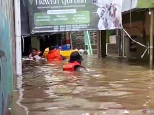 Banjir di Kebon Pala Jaktim Capai 1,75 Meter, Warga Mulai Mengungsi